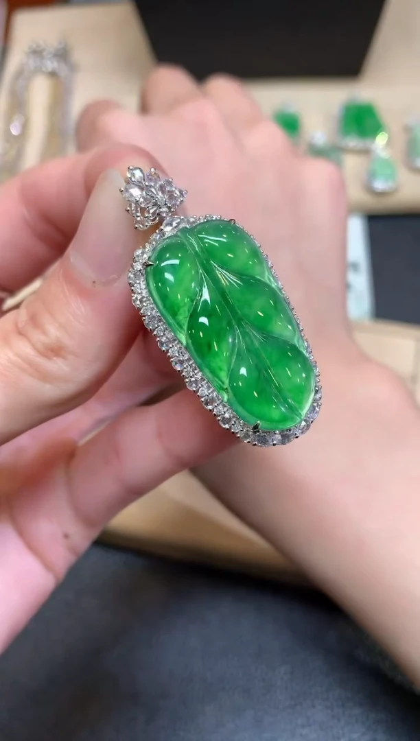 【闪购商品】翡翠颈饰18K金镶嵌叶子【无服务费】