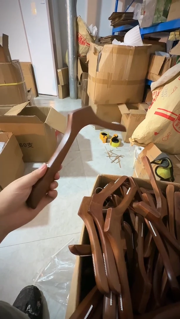 42cm胡桃木色3.0宽肩衣架带防滑条【不退换】