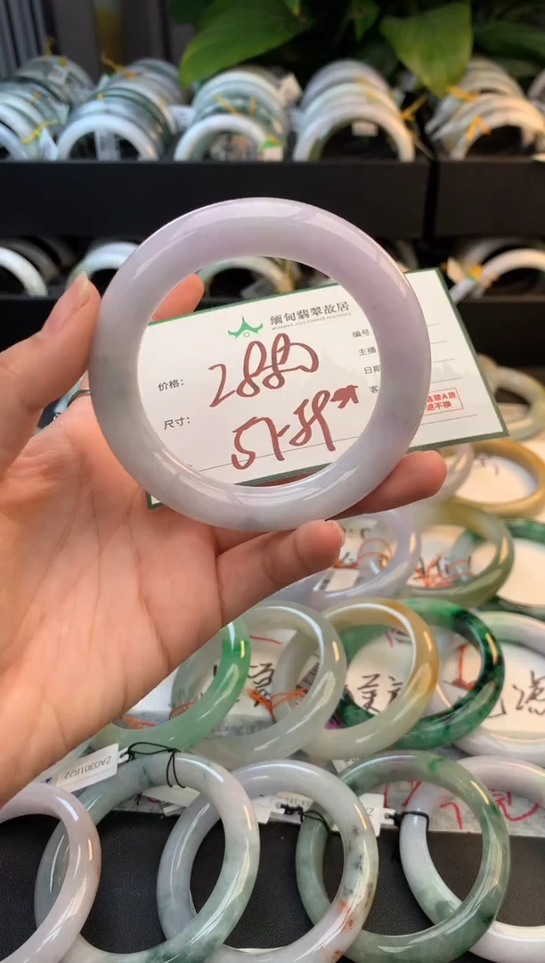 未镶嵌定制翡翠毛货需精细抛光+多人