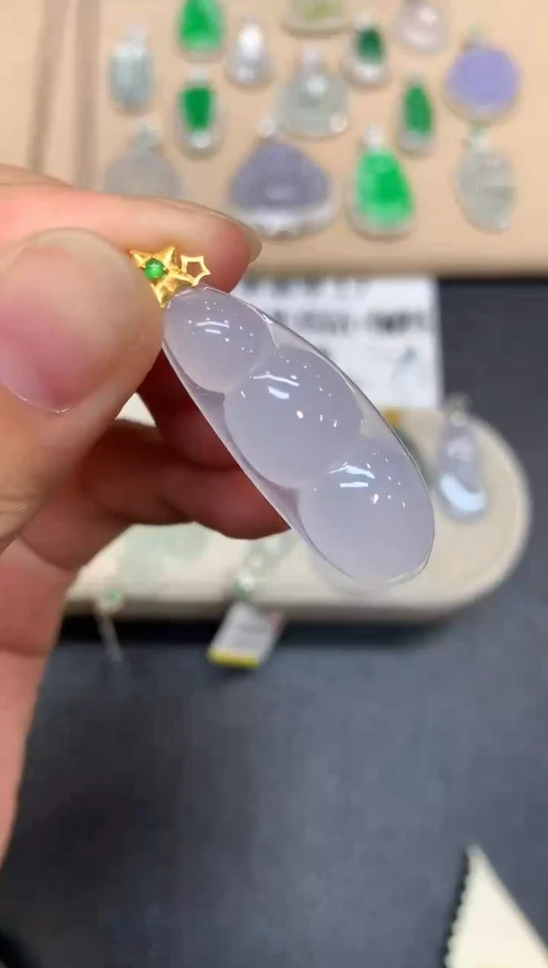 颈饰18K金镶嵌翡翠福豆【无服务费