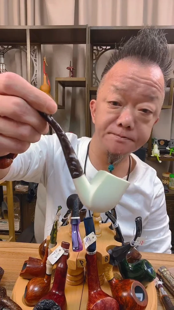 石楠木帅***着土耳其海泡石烟斗