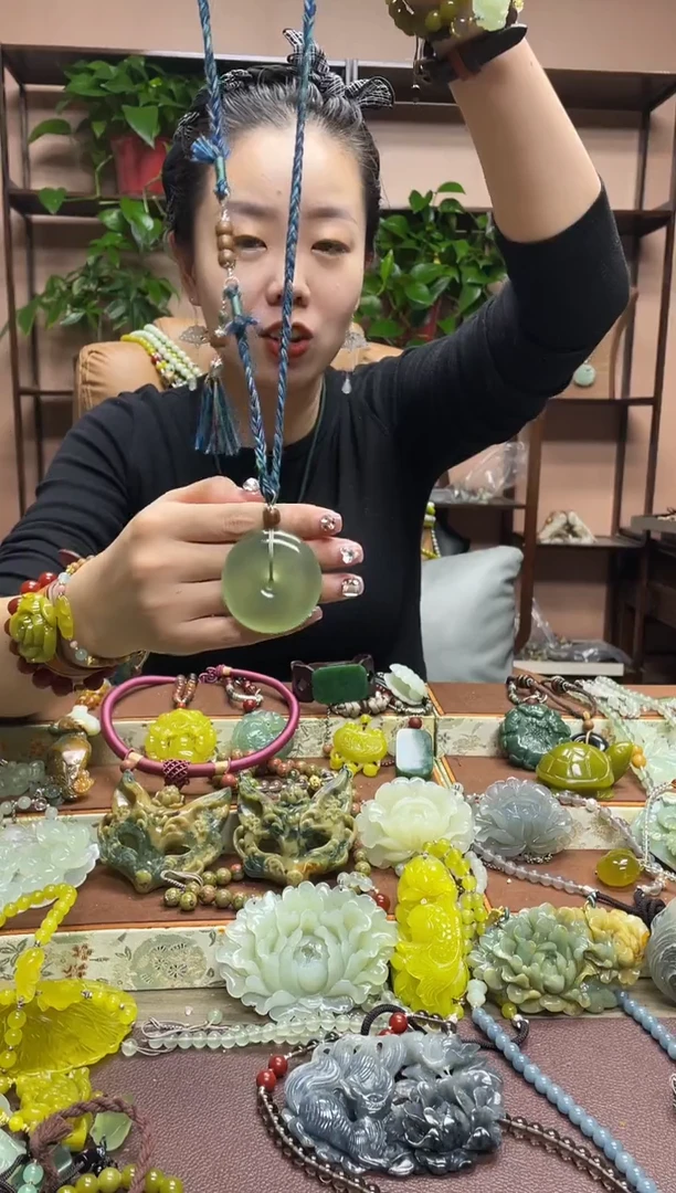 未镶嵌岫玉吊坠多样性发货发其中之一