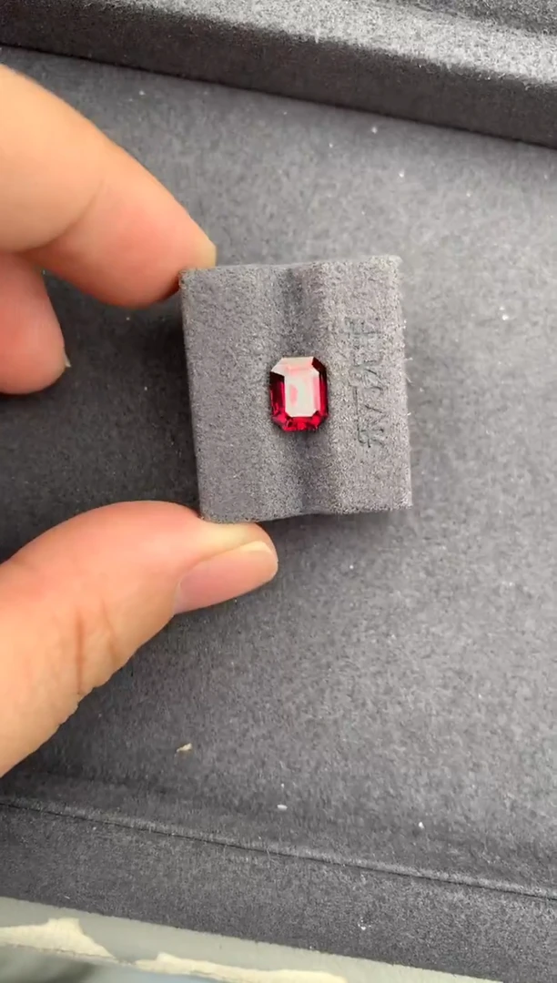 未镶嵌珠宝半成品石榴石2.4ct镁铝榴石 定制 GE