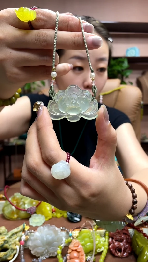 未镶嵌岫玉吊坠多样性发货发其中之一