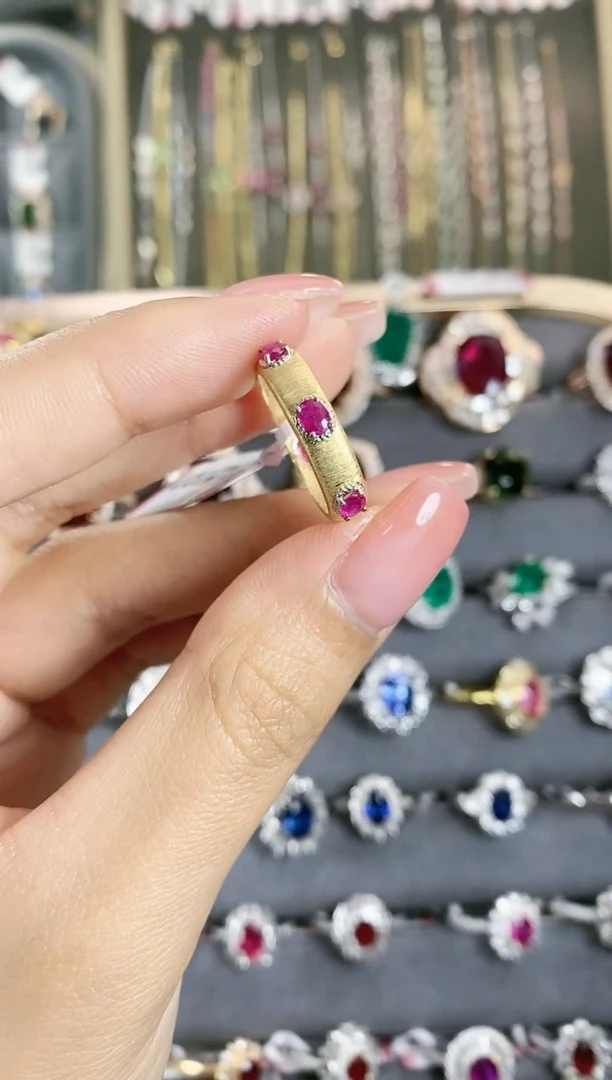 戒指18K金镶嵌红宝石·