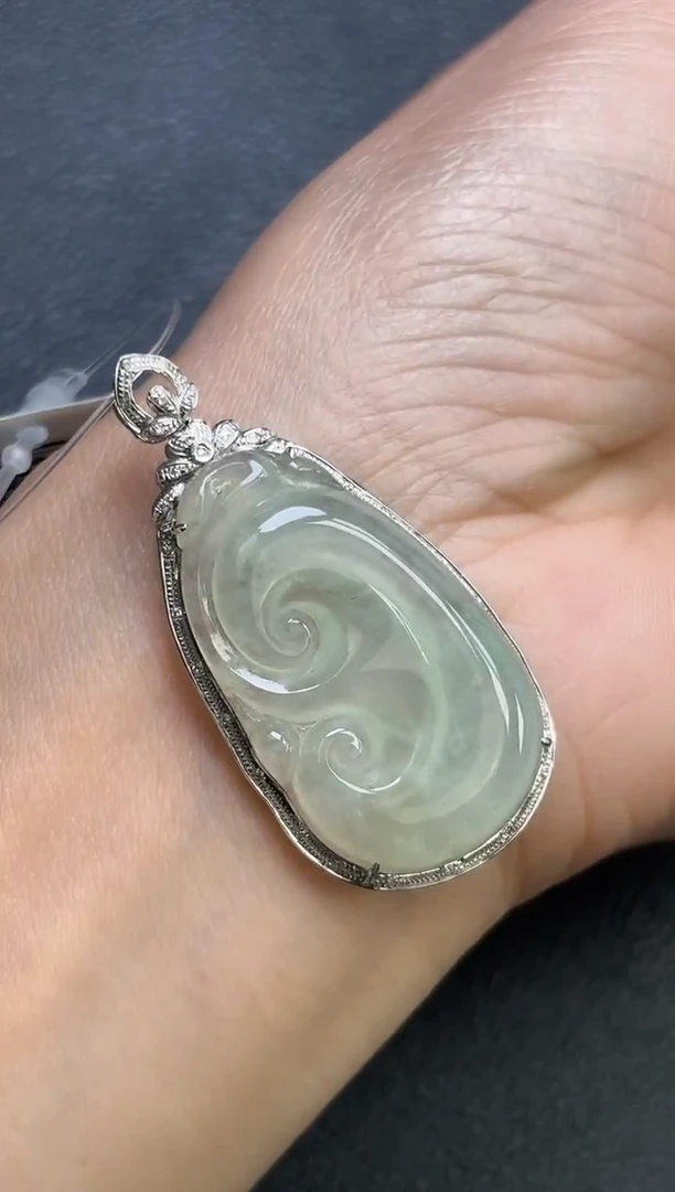 颈饰18K金镶嵌翡翠如意