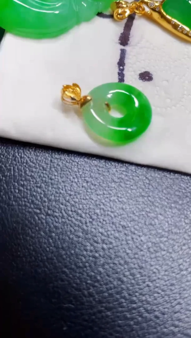 颈饰18K金镶嵌翡翠吊坠