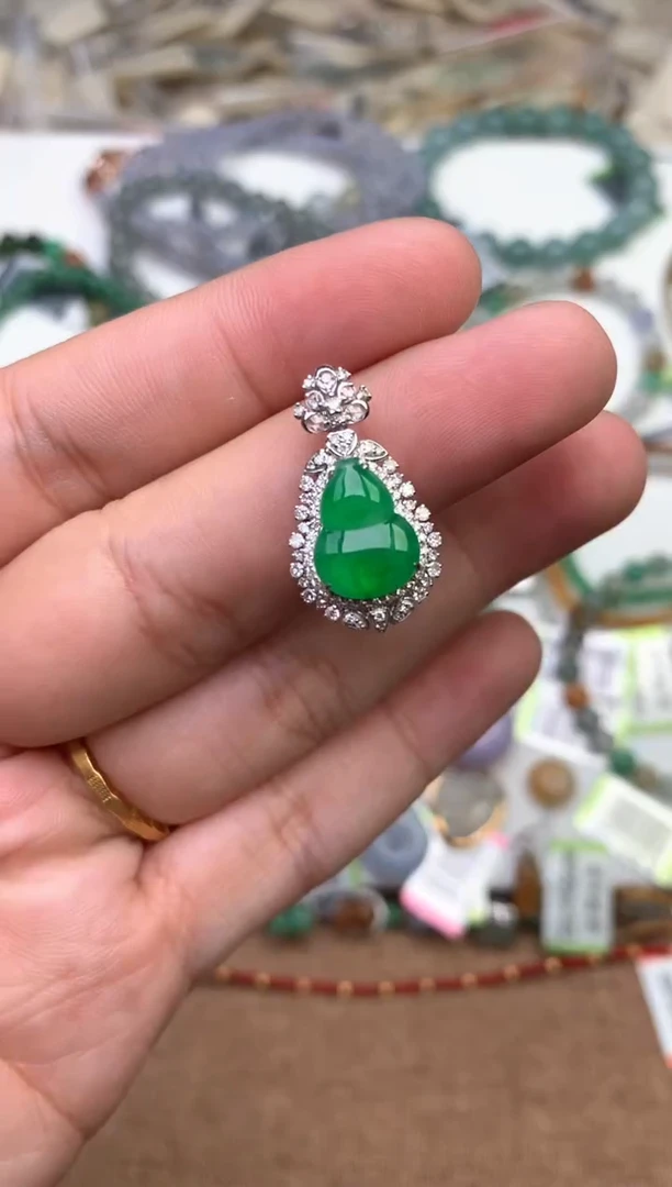 18K金镶嵌挂件翡翠 —