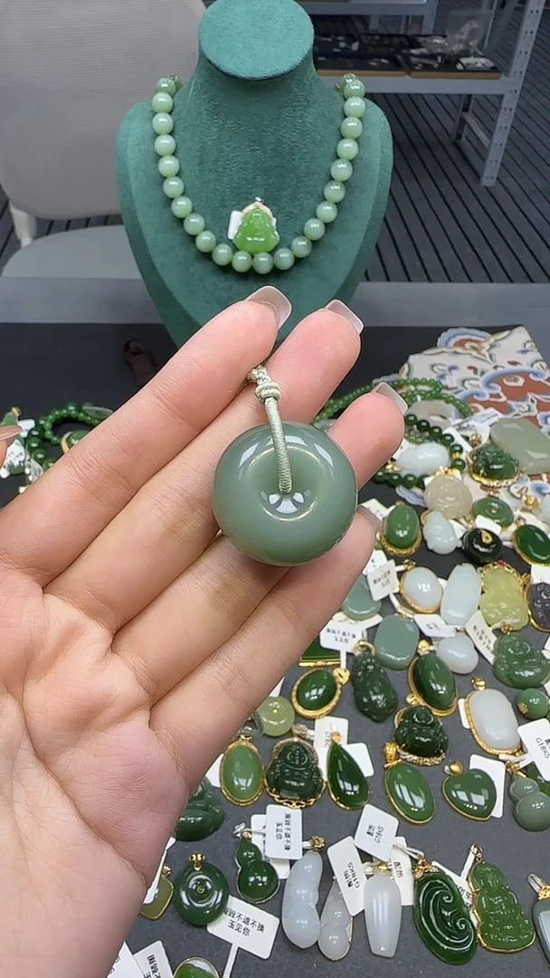 未镶嵌和田玉挂件1