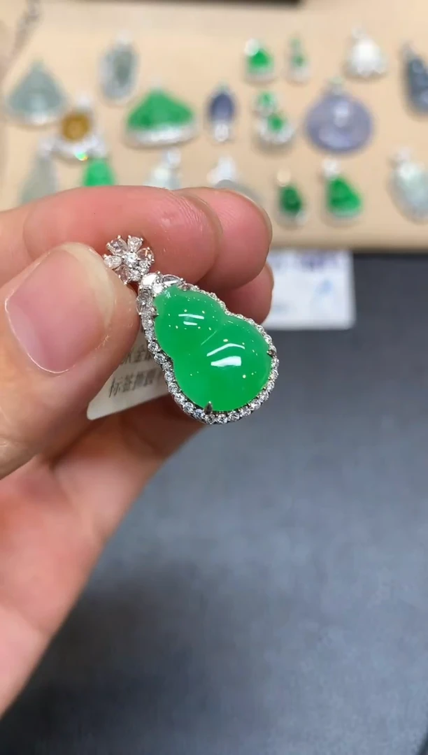 颈饰18K金镶嵌翡翠葫芦【无服务费