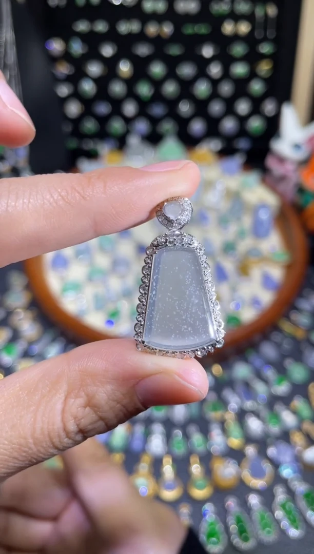 颈饰18K金镶嵌翡翠玻璃种雪花棉大无事牌吊坠