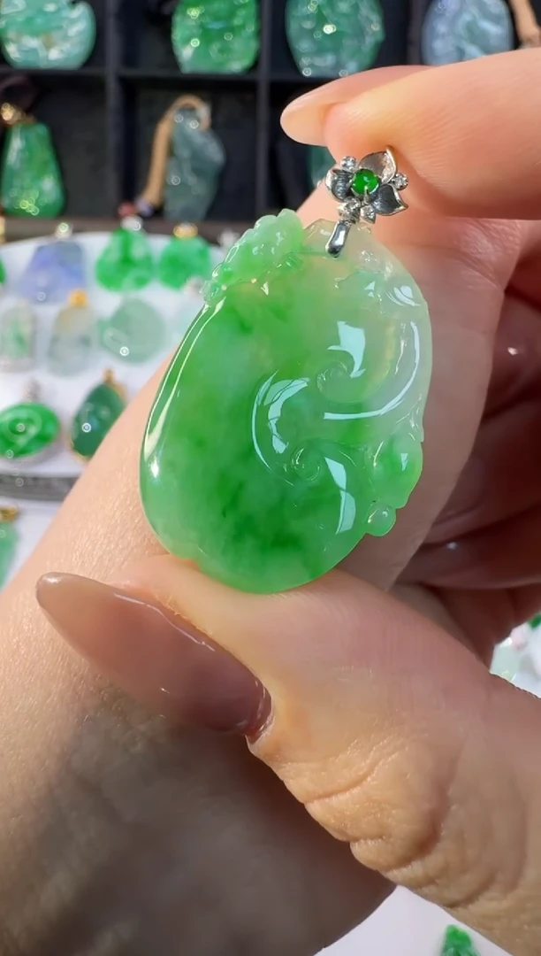 颈饰18K金镶嵌翡翠缅甸A货翡翠