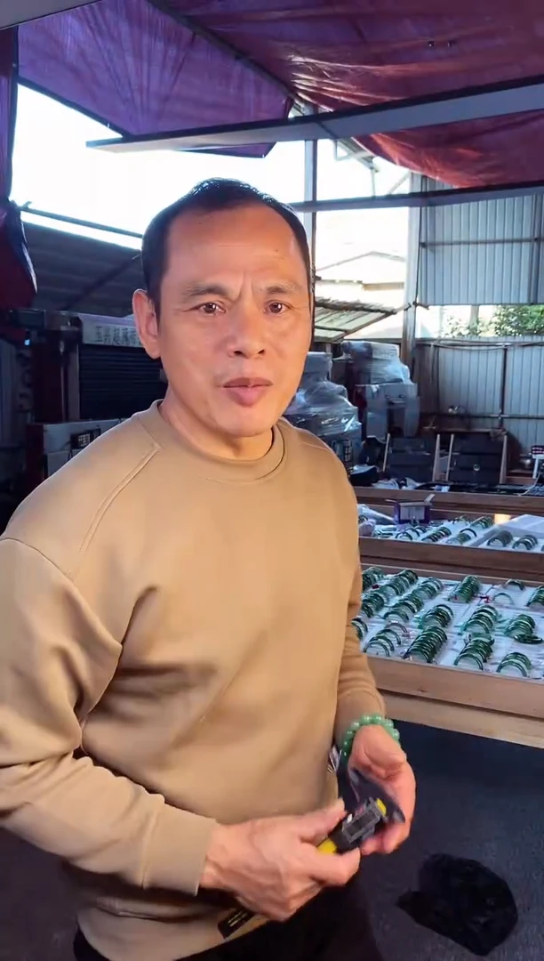 未镶嵌手镯石英质玉（非洲翠）56+