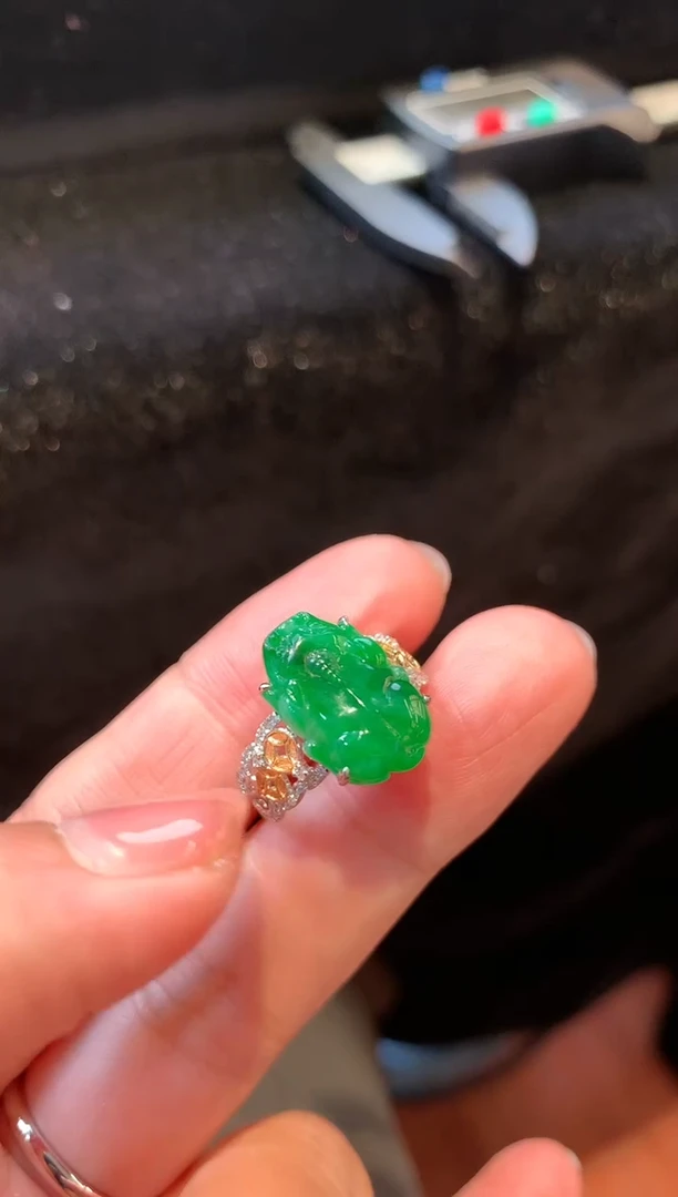 18K金镶嵌戒指翡翠戒指