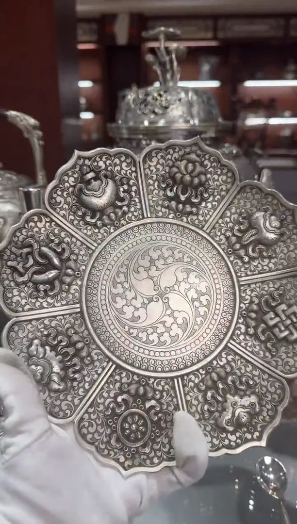 紫***苏 足银精工手工鏨刻莲托八宝鏨刻熏色壶承