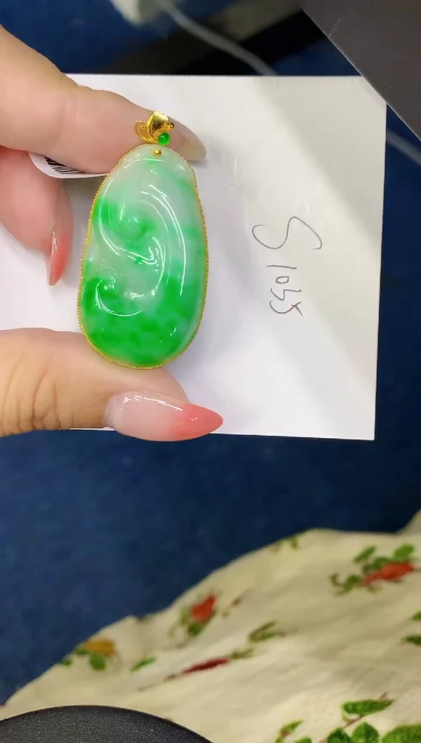 翡翠18K金镶嵌颈饰缅甸天然翡翠A货