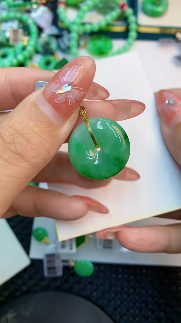 颈饰18K金镶嵌翡翠1
