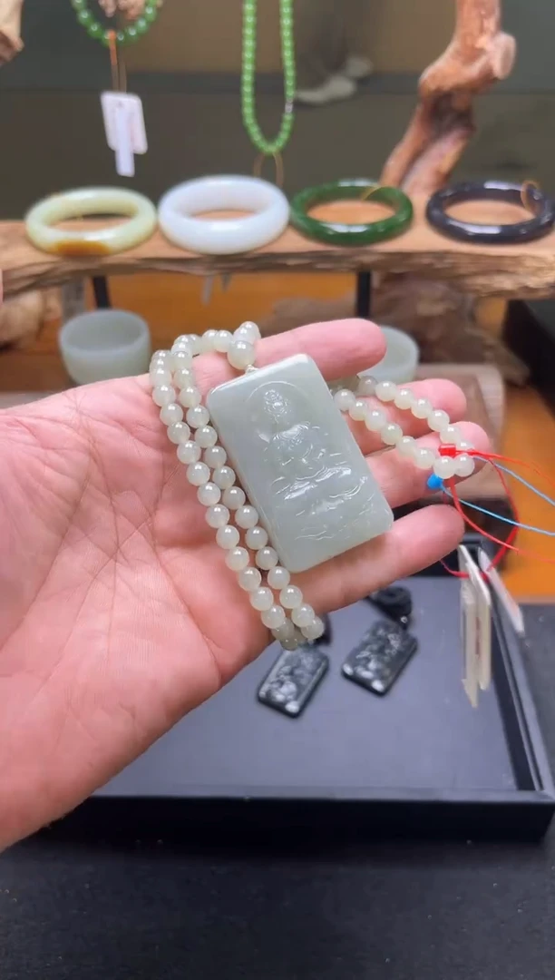 吊坠(不含链)未镶嵌和田玉且末青白观音牌