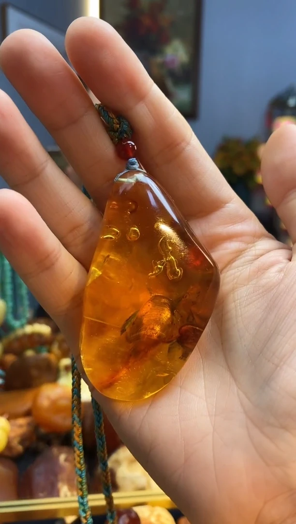 未镶嵌颈饰琥珀吊坠