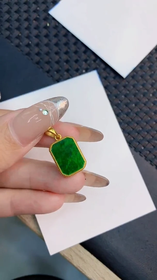 颈饰未镶嵌翡翠1