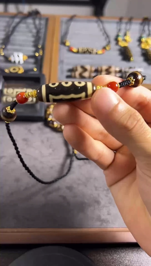 未镶嵌颈饰玛瑙/玉髓（覆膜）五眼