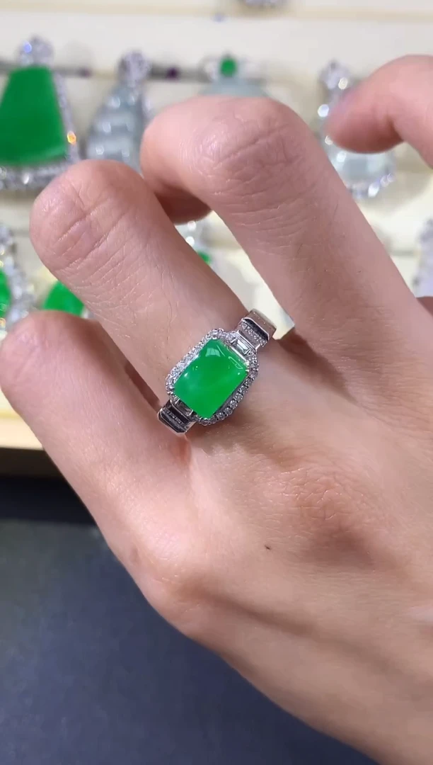 18K金镶嵌戒指翡翠B61多样性发其一