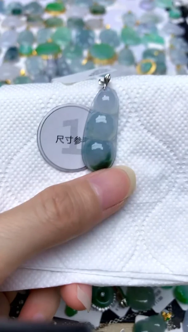 颈饰18K金镶嵌翡翠天然A货翡翠