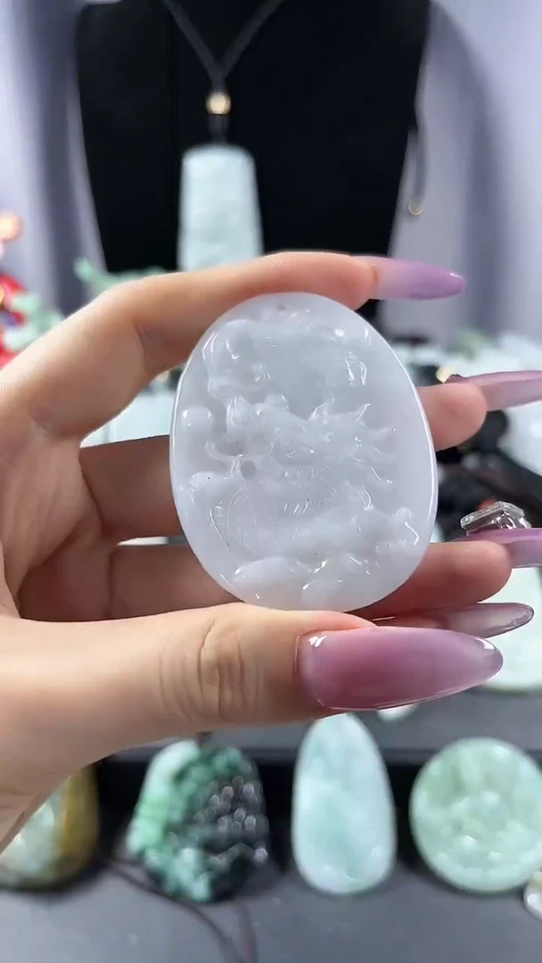翡翠未镶嵌颈饰龙牌