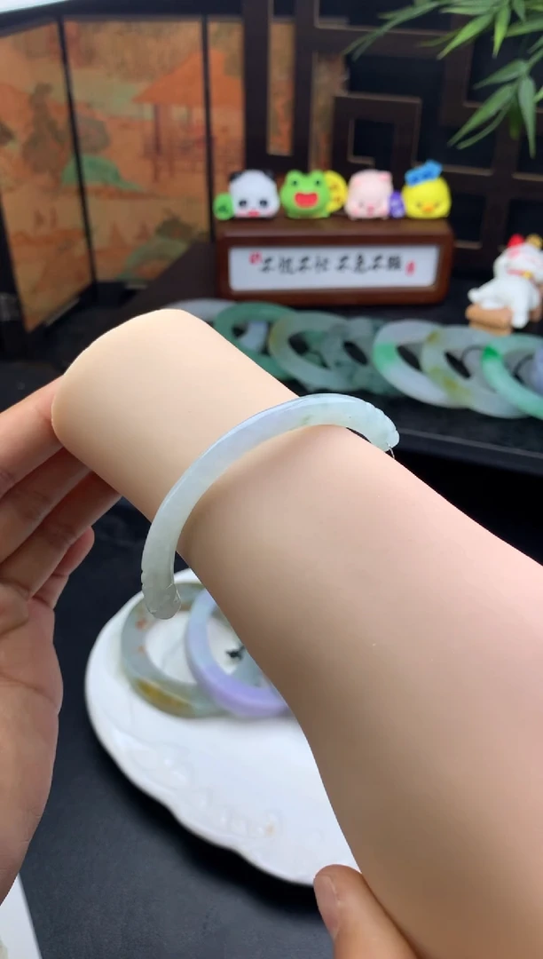 颈饰未镶嵌翡翠九*月半镯