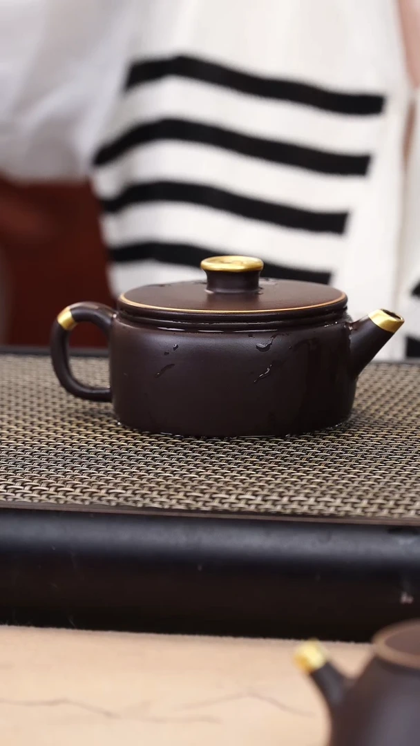 茶壶紫砂四号井茄皮紫泥描金钱币钮汉瓦150cc