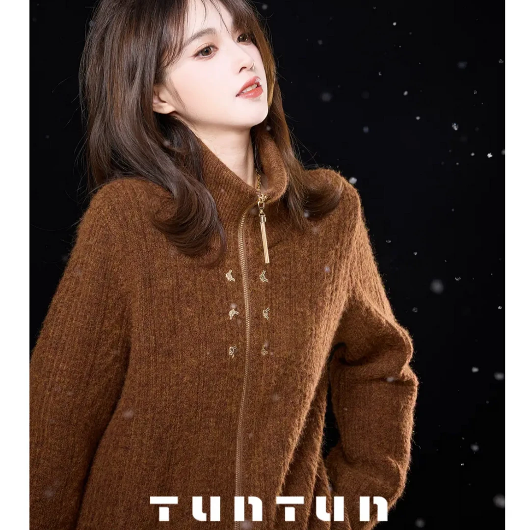 吞吞穿搭日记 【小松鼠】可爱冬日 针织扭结撞钉拉链毛衣时尚百搭