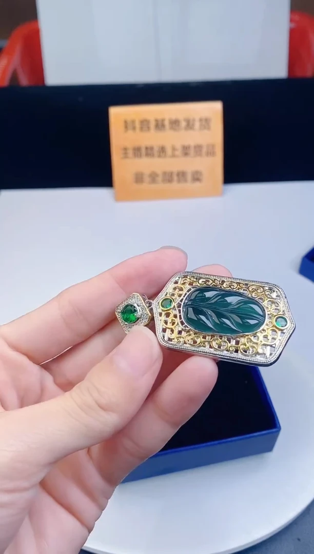 颈饰未镶嵌翡翠·