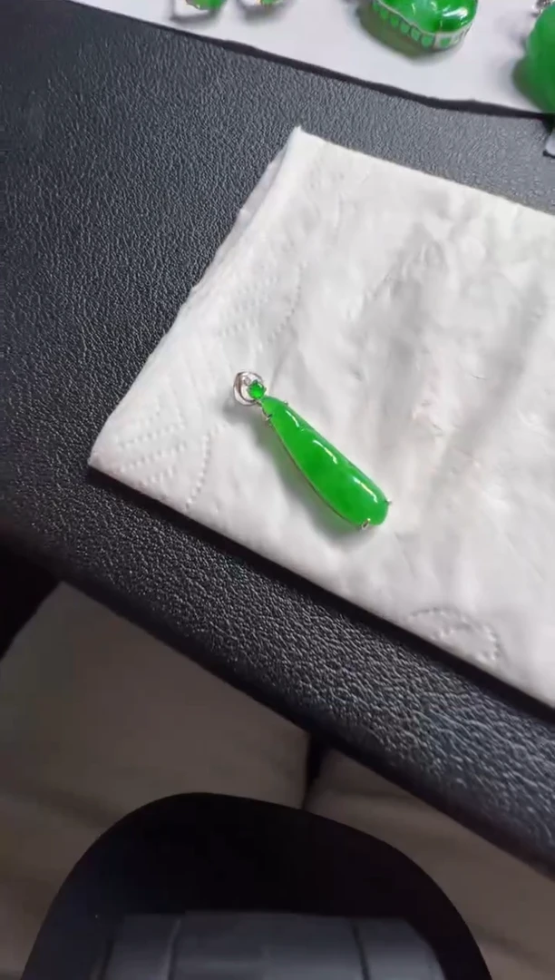 吊坠(不含链)18K金镶嵌翡翠1000