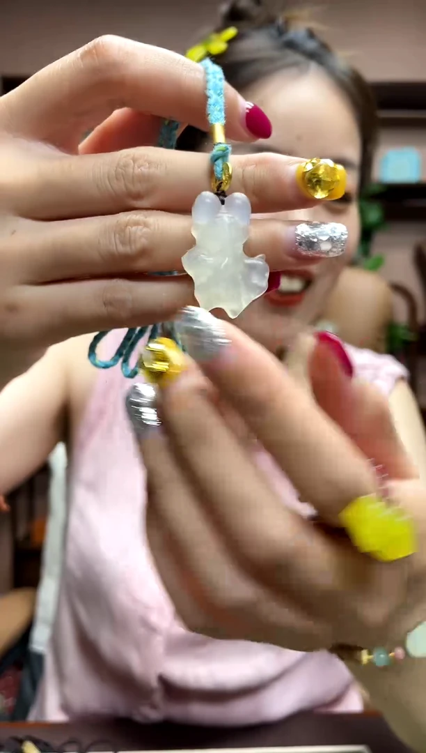 岫玉未镶嵌颈饰·