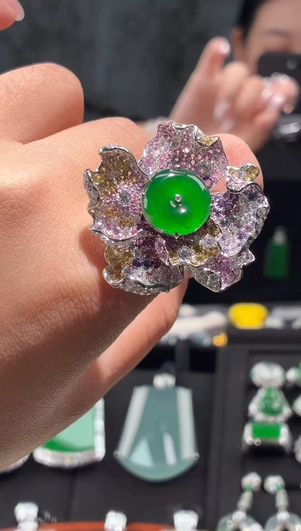 18K金镶嵌戒指翡翠戒指定金