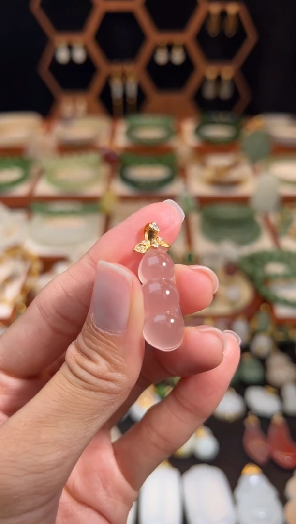 18K金镶嵌南红玛瑙挂件福利