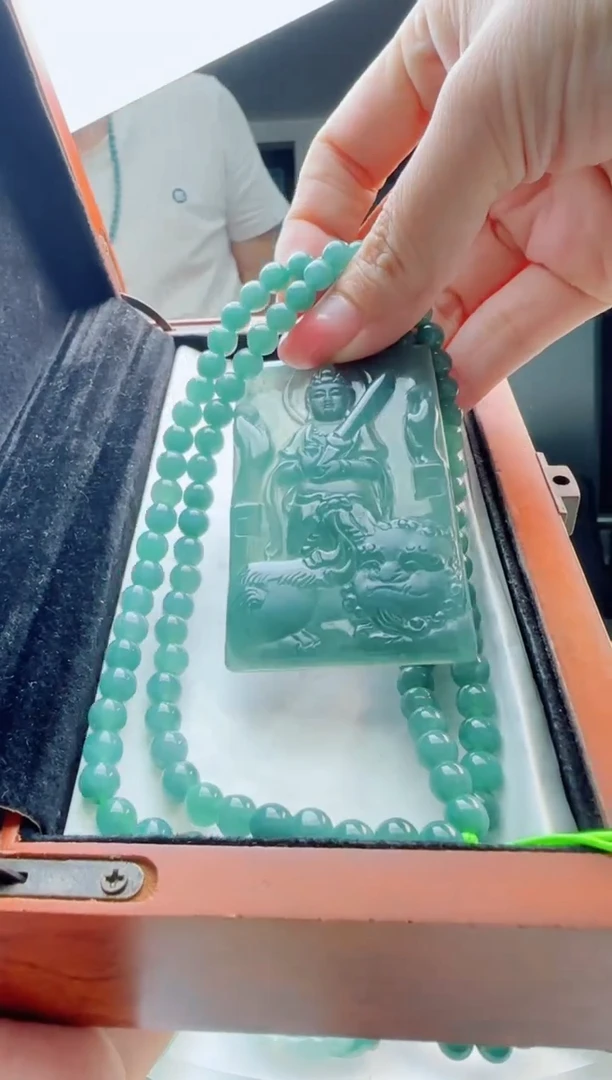 翡翠未镶嵌颈饰多样性发货其中一件