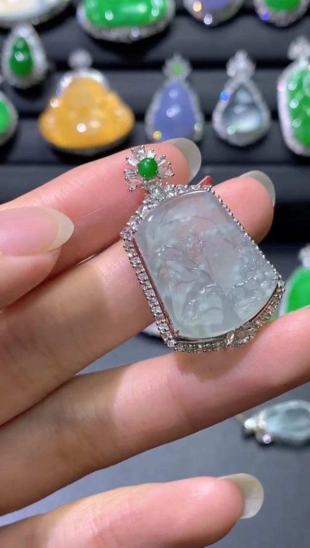 颈饰18K金镶嵌翡翠鹿牌