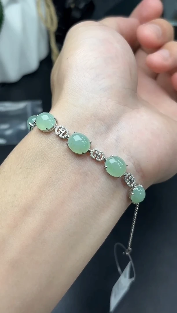 18K金镶嵌挂件翡翠蛋面手链