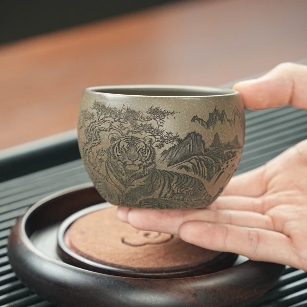 宜兴原矿蟹壳青手工刻绘藏龙卧虎紫砂主人杯 ZXJ