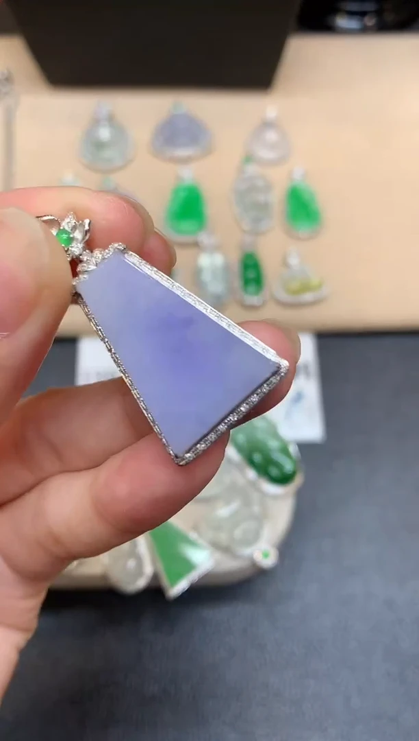 颈饰18K金镶嵌翡翠无事牌【无服务费