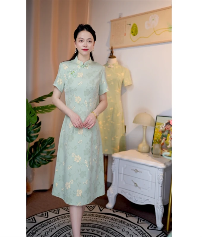 2025夏季新中式复古无开叉气质修身国风短袖送考绿色中长旗袍裙