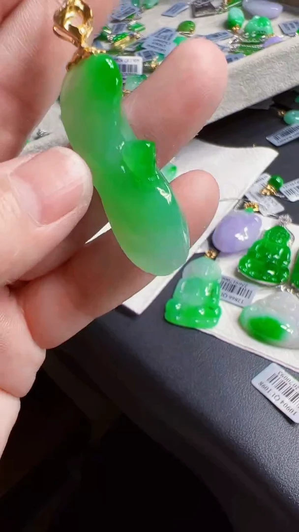 颈饰18K金镶嵌翡翠瓜