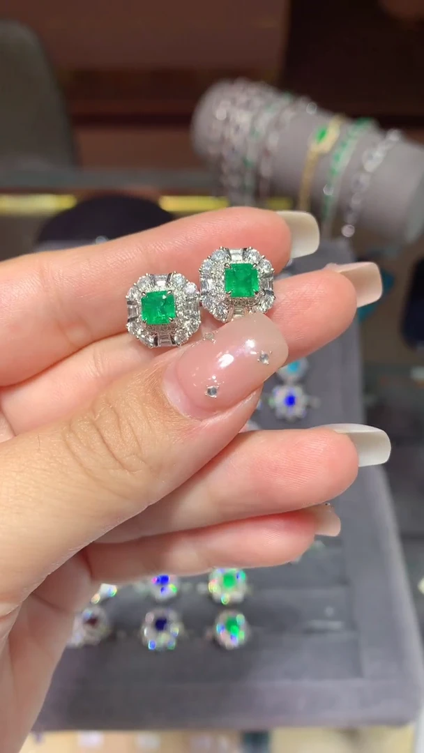 18K金镶嵌耳钉祖母绿1.23ct