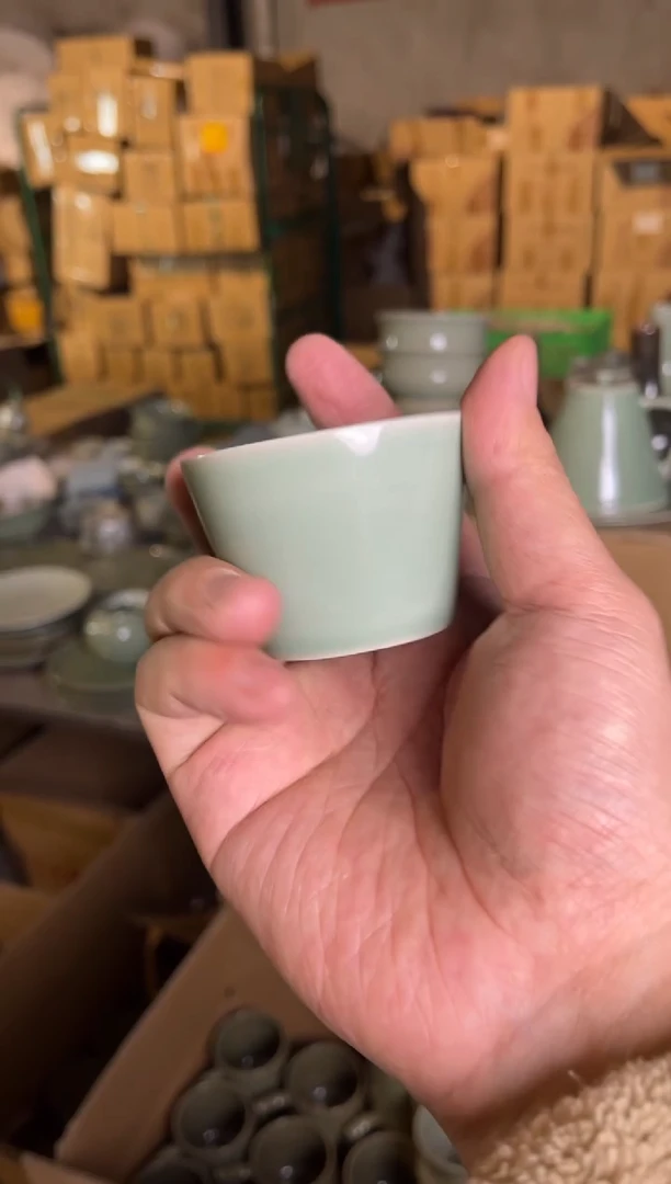 【闪购商品】瓷瑕疵青釉素面T型杯1只