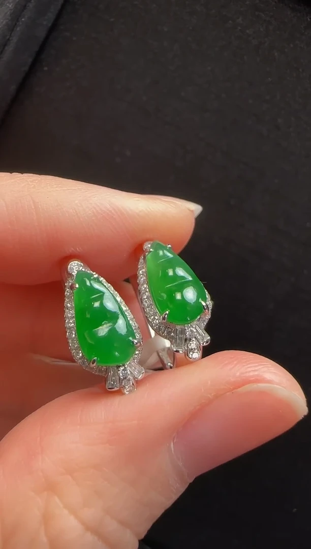 【闪购商品】翡翠耳环18K金镶嵌521豆子一对