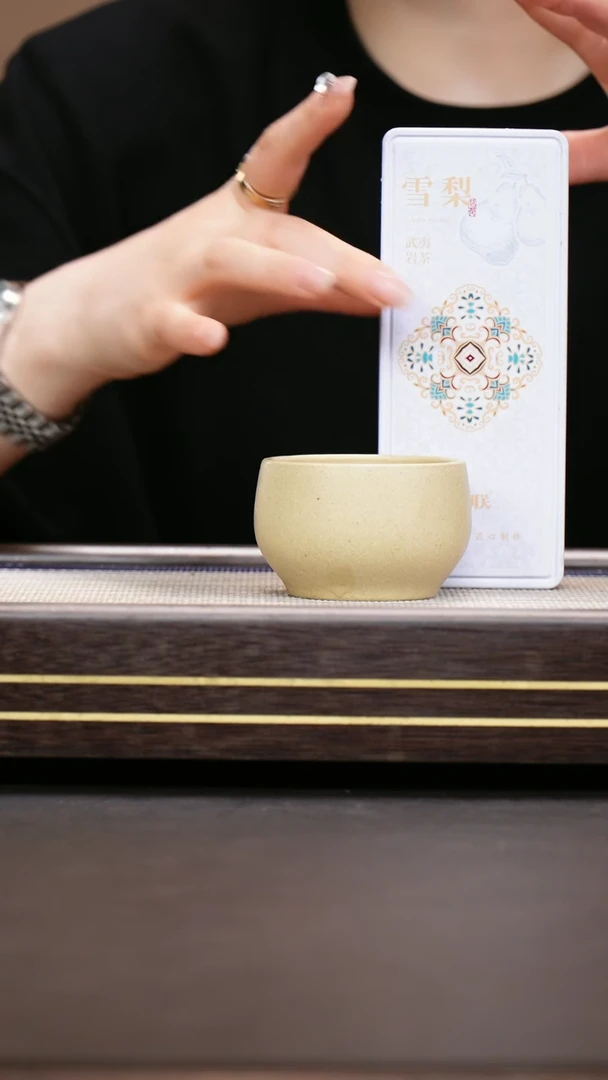 茶壶紫砂本山绿泥  金箔杯+两泡装 雪梨