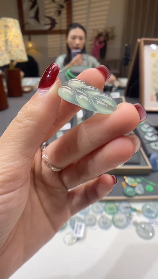 【闪购商品】翡翠颈饰未镶嵌叶子