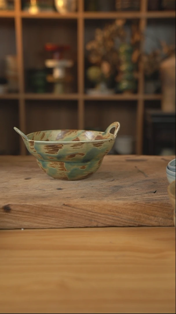 黄绿色的镂空双耳葫芦面碗