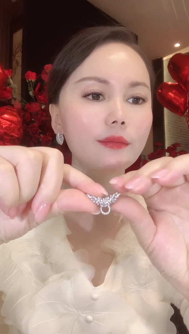 18K金镶嵌胸针钻石A18